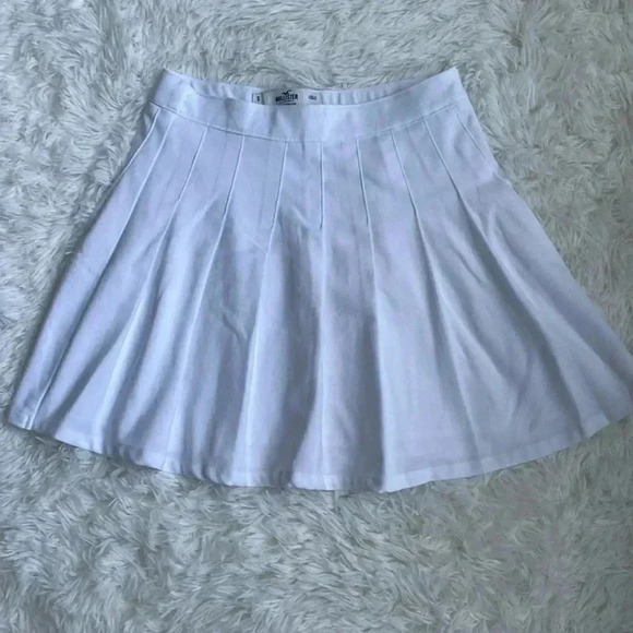 Hollister Dresses & Skirts - Hollister ultra high rise white pleated skirt. Size Small.